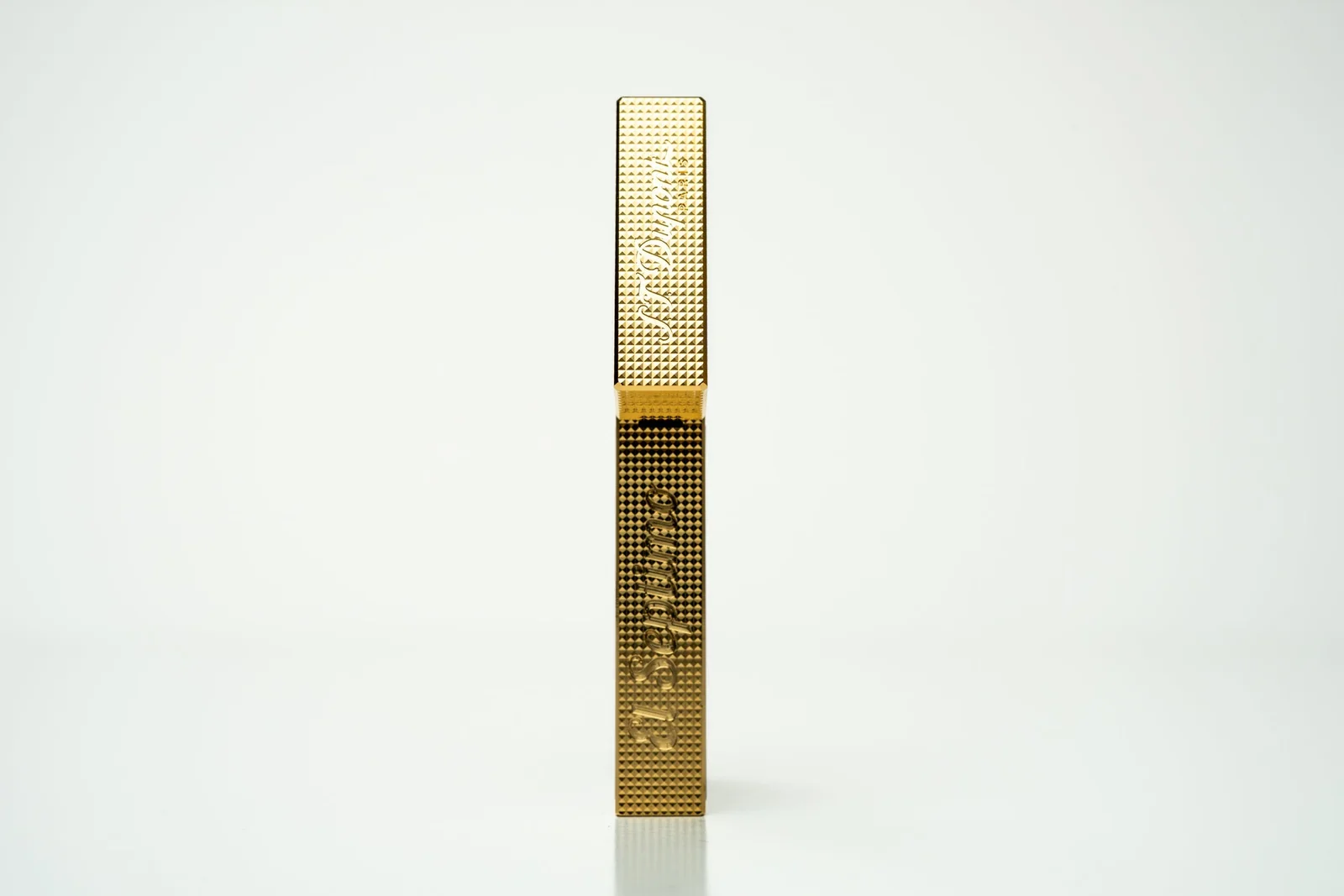 El Septimo luxury cigar lighters featuring a diamond head guilloche pattern.